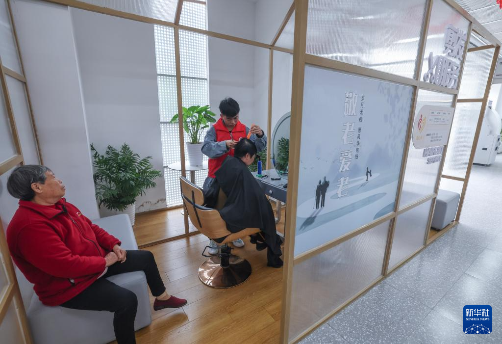 浙江金華：多功能“愛(ài)心卡”讓養(yǎng)老變“享”老